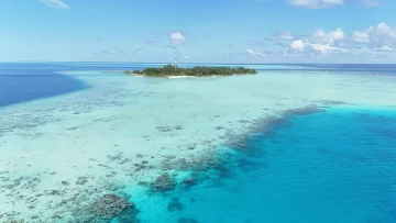 drone-shot, local-island, nature, reef, sea - Ripresa aerea col drone dell'isola locale di Rakeedhoo nell'atollo di Vaavu, circondata da laguna turchese e barriera corallina.