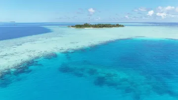 drone-shot, local-island, nature, sea - Prospettiva aerea dell'isola locale Rakeedhoo circondata dalle vibranti acque turchesi della laguna nell'atollo di Vaavu.