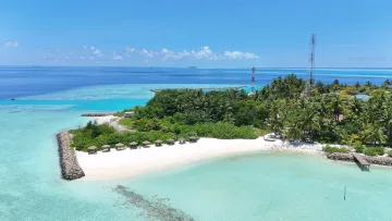beach, bikini-beach, drone-shot, local-island, nature - Prospettiva aerea dell'isola locale di Rakeedhoo nell'atollo di Vaavu, con spiaggia bianca e laguna turchese.