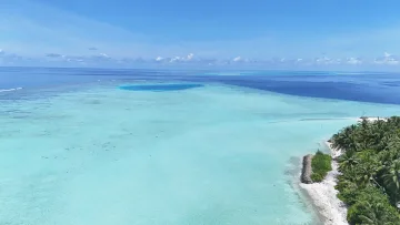 drone-shot, local-island, nature, sea - Splendida vista aerea con drone della laguna turchese che circonda l'isola locale di Rakeedhoo nell'atollo di Vaavu.