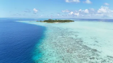 drone-shot, local-island, nature, reef, sea - Splendida ripresa aerea dell'isola locale di Rakeedhoo nell'atollo di Vaavu, circondata da laguna e barriere coralline.