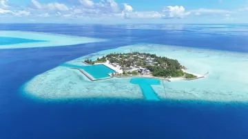 drone-shot, local-island, nature, sea - Una bellissima ripresa con drone di Rakeedhoo, isola locale nell'atollo di Vaavu, circondata da acqua turchese e oceano blu.