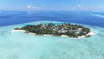 drone-shot, local-island, nature, sea - Incredibile ripresa aerea con drone di Rakeedhoo, un'isola locale nell'atollo di Vaavu, circondata da una laguna cristallina.