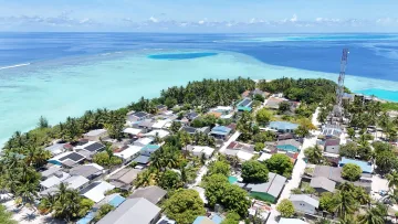 drone-shot, local-island - Ripresa aerea dell'isola locale di Rakeedhoo nell'atollo di Vaavu, caratterizzata da palme rigogliose e acqua azzurra