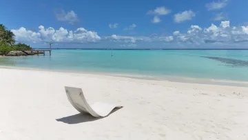 beach, local-island, relax, sea - Un singolo lettino bianco sulla sabbia immacolata dell'isola locale di Rakeedhoo nell'atollo di Vaavu con mare turchese