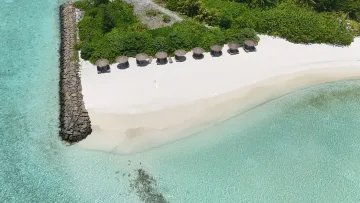 beach, bikini-beach, drone-shot, local-island - Vista aerea di una spiaggia di sabbia bianca con ombrelloni di paglia sull'isola di Rakeedhoo, atollo di Vaavu.