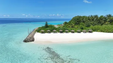 beach, bikini-beach, drone-shot, local-island, nature, sea - Veduta aerea della spiaggia bikini di sabbia bianca sull'isola di Rakeedhoo, Atollo di Vaavu, con ombrelloni e mare.