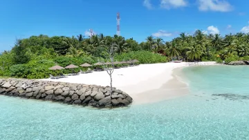 beach, bikini-beach, drone-shot, local-island, nature, sea - Veduta aerea della bikini beach di sabbia bianca sull'isola di Rakeedhoo, atollo di Vaavu, con lettini e acqua turchese