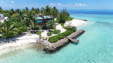accommodation, drone-shot, local-island, sea - Veduta aerea di una guesthouse in legno sull'isola locale di Rakeedhoo, atollo di Vaavu, con spiaggia e pontile.