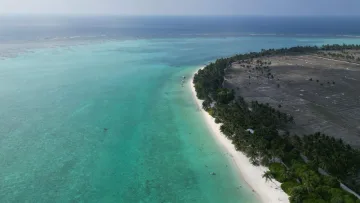 beach, drone-shot, local-island, sea - Splendida vista aerea dell'isola locale di Thoddoo nell'atollo di Alifu Alifu, con vegetazione e barriera corallina