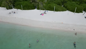 beach, bikini-beach, drone-shot, local-island, people - Veduta aerea della spiaggia bianca Bikini Beach sull'isola di Thoddoo nell'atollo di Alifu Alifu con turisti in mare.
