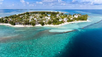 drone-shot, local-island, nature, sea - Veduta aerea dell'isola locale di Thulusdhoo nell'atollo di Kaafu, Maldive, con acque turchesi, spiagge e palme.
