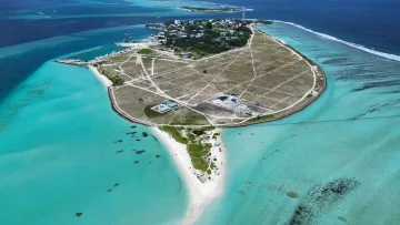 drone-shot, local-island, nature, sea - Ripresa aerea col drone dell'isola locale di Thulusdhoo nell'atollo di Kaafu, circondata da laguna cristallina.