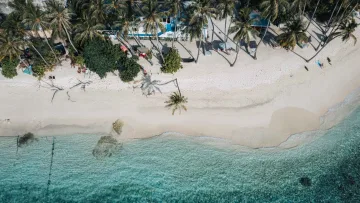 beach, drone-shot, local-island, nature, sea - Veduta aerea dall'alto della spiaggia dell'isola di Thulusdhoo nell'atollo di Kaafu, sabbia bianca e mare cristallino.