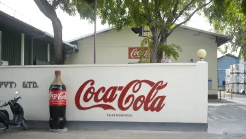 culture, local-island - L'esterno dell'iconico stabilimento di imbottigliamento Coca-Cola sull'isola di Thulusdhoo, nell'atollo di Kaafu