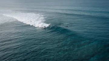 activity, local-island, sea - Veduta aerea di un surfista che cavalca un'onda nel famoso spot di surf vicino all'isola di Thulusdhoo, Atollo di Kaafu.
