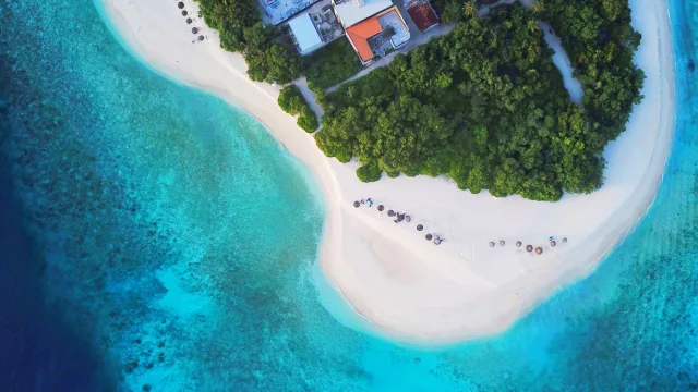 beach, bikini-beach, drone-shot, local-island, nature, sea - Ripresa con drone della laguna turchese, spiaggia bianca e vegetazione lussureggiante di Ukulhas nell'atollo Alifu