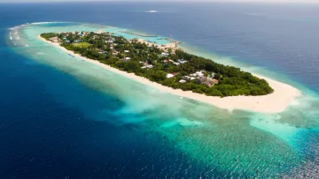 drone-shot, local-island - Ripresa aerea dell'isola locale di Ukulhas nell'atollo di Alifu Alifu, Maldive, con vegetazione e barriera corallina.