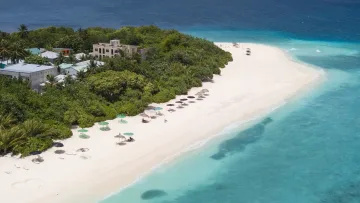beach, bikini-beach, drone-shot, local-island, nature - Vista aerea della spiaggia di sabbia bianca a Ukulhas, Atollo di Alifu Alifu, circondata da vegetazione tropicale