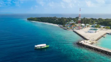 drone-shot, local-island, sea - Ripresa aerea del porto dell'isola di Ukulhas nell'atollo di Alifu Alifu con una barca ancorata vicino al mare turchese.