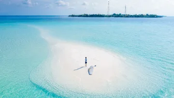 activity, drone-shot, people, sea - Ripresa aerea con drone di una persona in piedi su un banco di sabbia bianco incontaminato accanto a un sup.