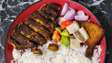 food - A plate of traditional Maldivian food featuring fried fish, steamed white rice, fresh onions, chili, and lime wedges.