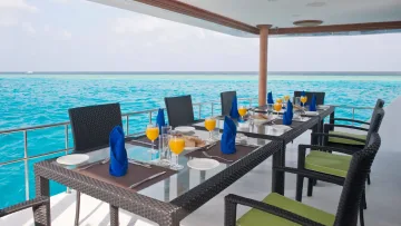 food, luxury, sea - Un elegante tavolo da pranzo all'aperto apparecchiato per la colazione su uno yacht di lusso con vista sull'oceano.