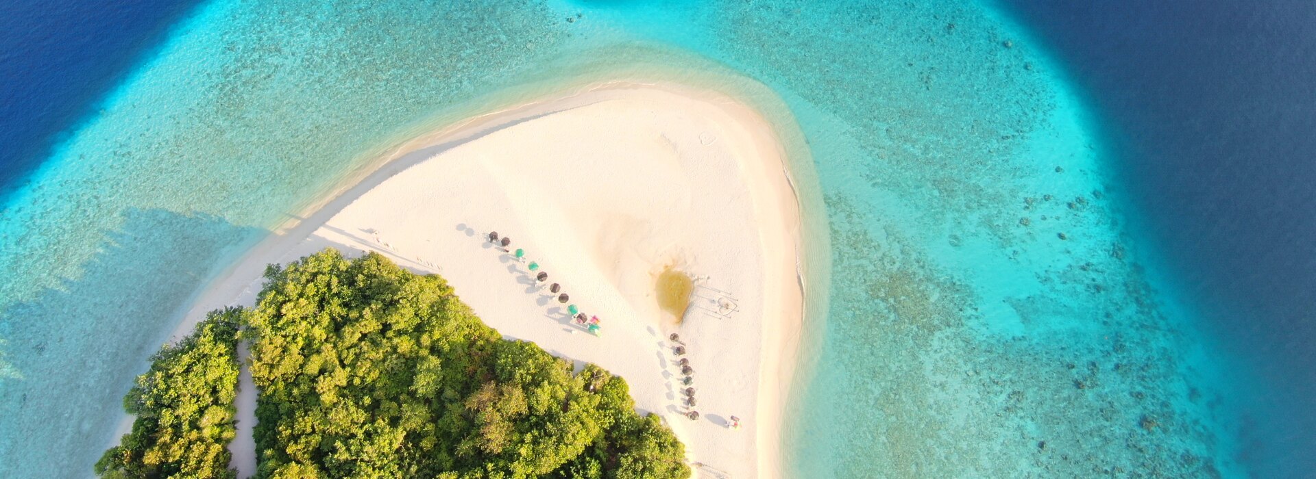 Incredibile vista aerea dall'alto della lingua di sabbia bianca dell'isola di Ukulhas nell'atollo di Alifu Alifu, circondata da mare turchese.