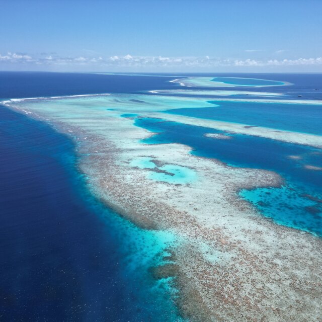 Incredibile prospettiva aerea di un drone sulla barriera corallina vicino all'isola di Keyodhoo nell'atollo di Vaavu.
